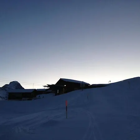 Berggasthaus First - Only Accessible By Cable Car 格林德瓦